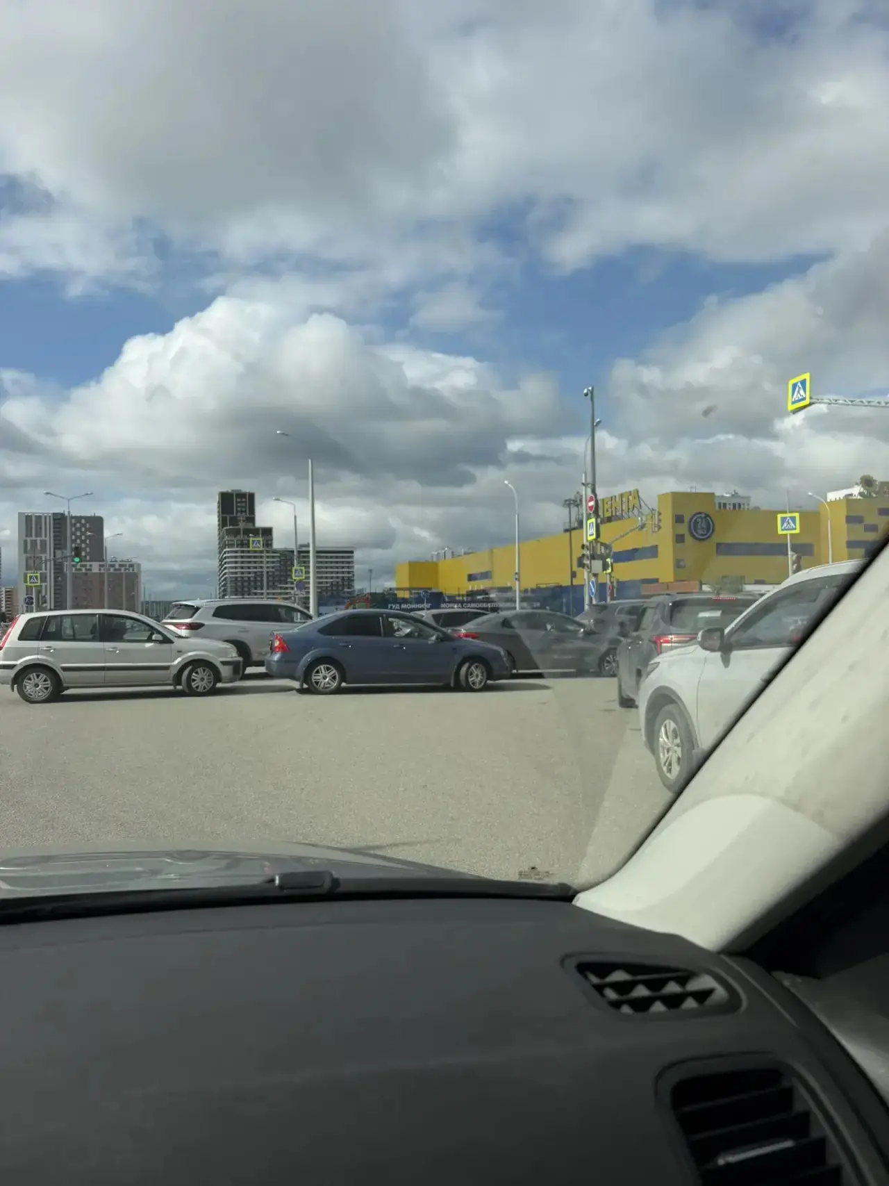 Из-за очереди на АЗС оказался заблокирован перекресток Сахарова-Рябинина. С Рябинина по...