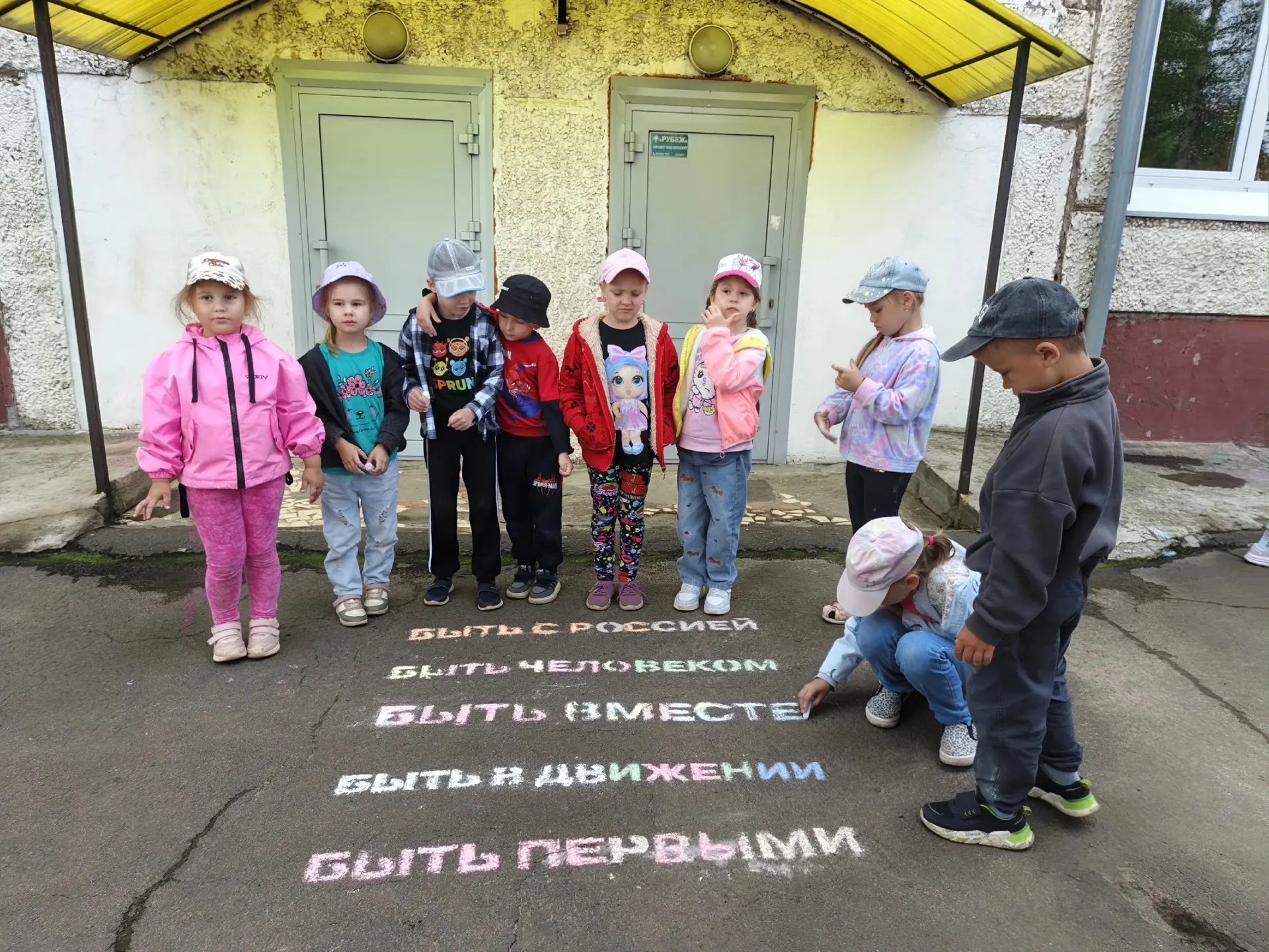 16 июля наш детский сад превратился в настоящую картинную галерею под открытым небом. Солнечный день