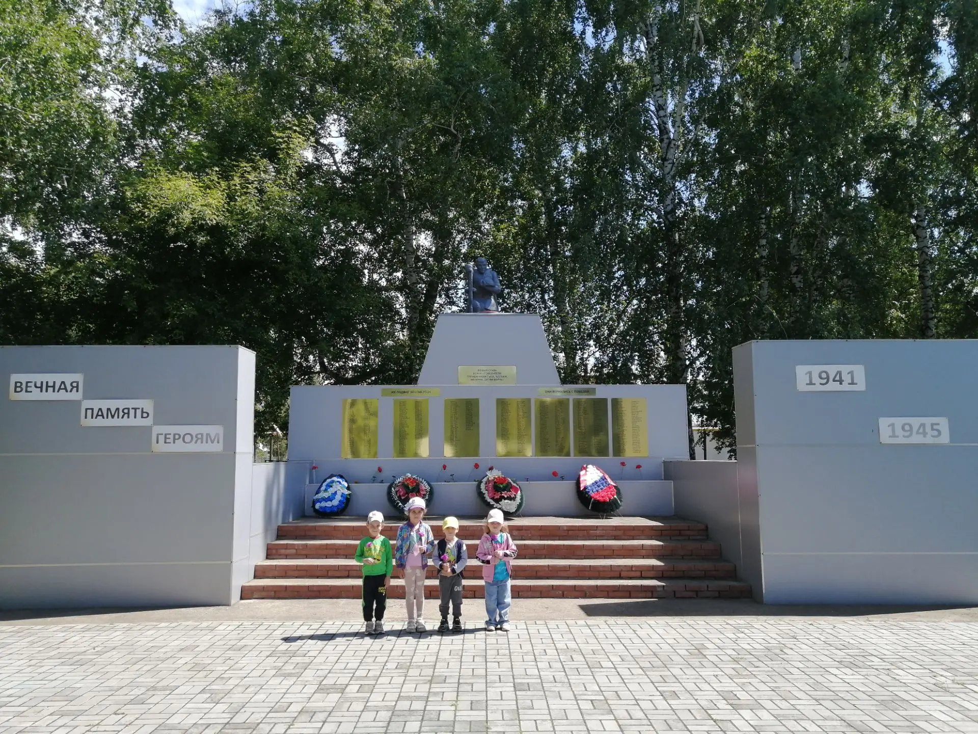 Наш детский сад принимает участие в Республиканской акции "Реквием".
Акция приурочена к Дню Памяти и