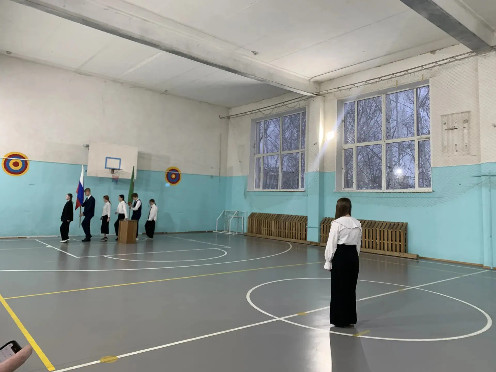 Новая учебная неделя в нашей школе традиционно началась с торжественного выноса флагов и исполнения 