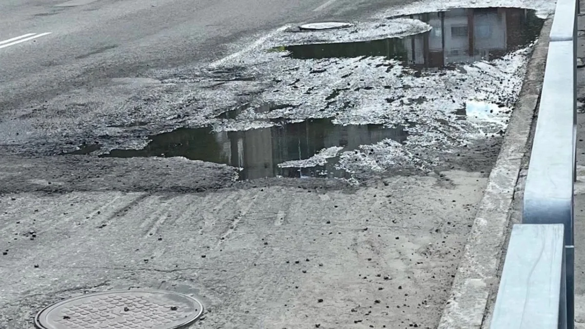 Мурманчане сами чинят дороги 🚧