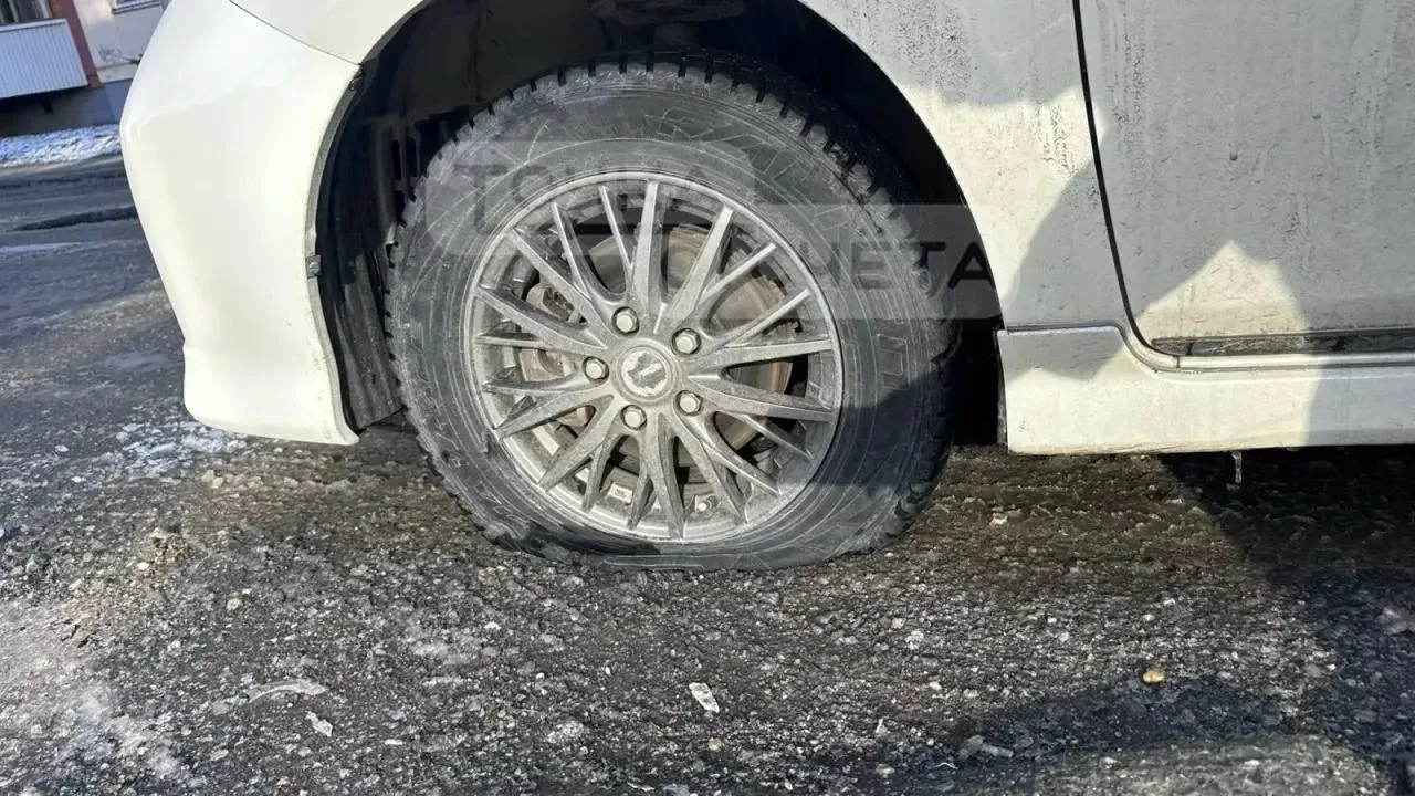 😳 Водители Южно-Сахалинска "теряют" колёса из-за глубоких ям во дворе домов  Одна из пострадавших ра