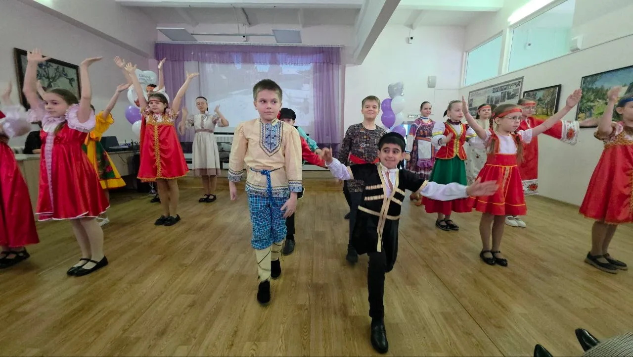 ✨ Сегодня в нашей школе царил особенный праздник — День родной школы!  ✨ Мы с огромной радостью встр