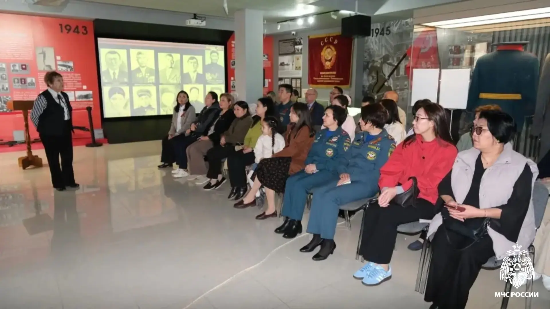 🕊️Чтобы помнили  🔹Личный состав чрезвычайного ведомства Калмыкии посетили выставку «Великая Победа. 