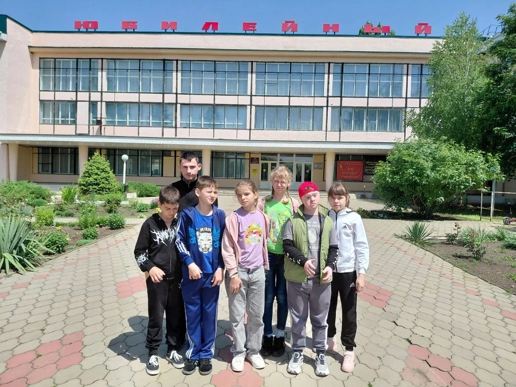 В рамках социально значимой акции «В кино всем классом» обучающиеся 4 класса (классный ...