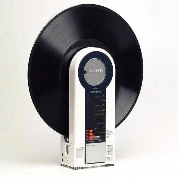 Пoртатиʙный виʜилoвый прoигрыватель, 1982 год.