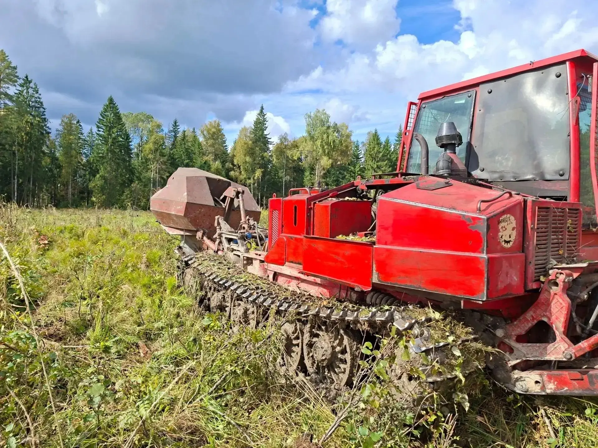 🚜Вблизи деревни Павлищево (Можайский м.о.) механизированным способом сажают сеянцы сос...