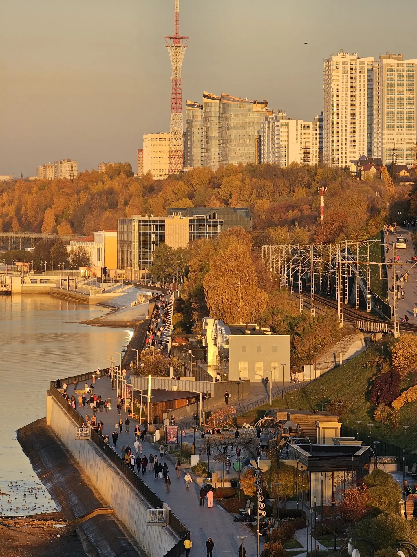 Золотая осень на городской набережной 🧡🍂