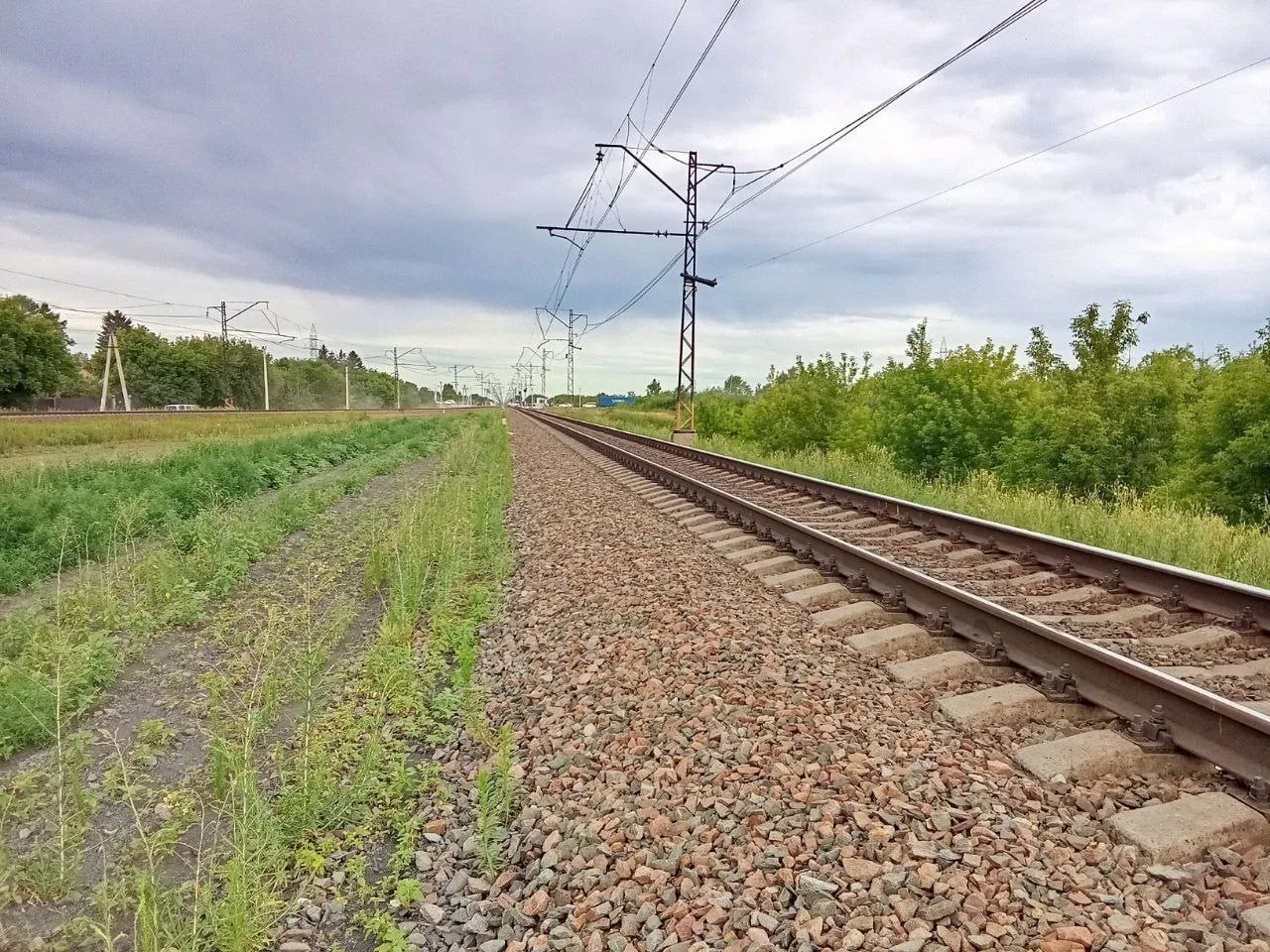 Под Омском электричка насмерть сбила подростка.