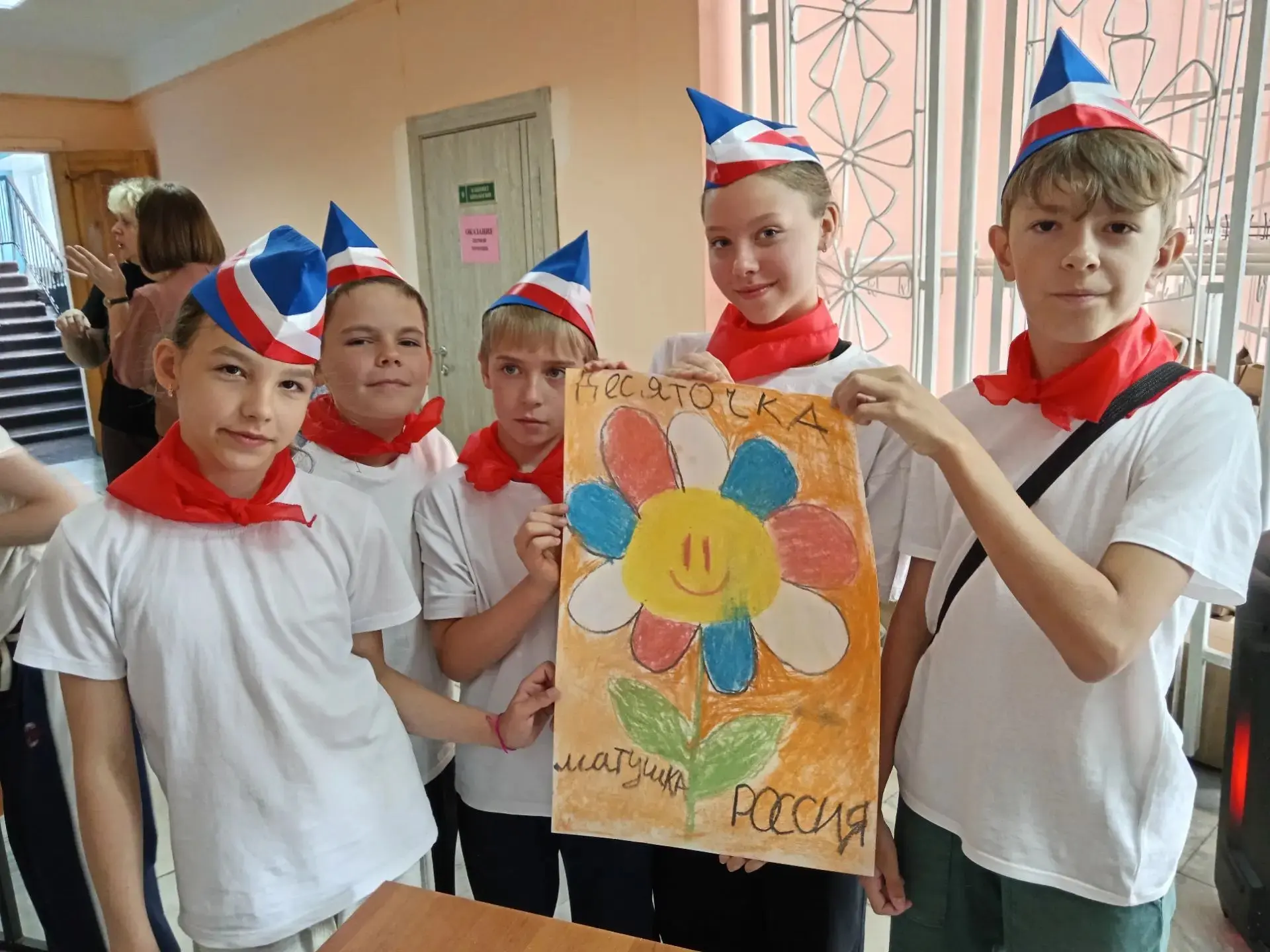 🚩Команда  школьного лагеря  заняла 2 место в 🎨конкурсе рисунков "Цветок единства" в окружном военн