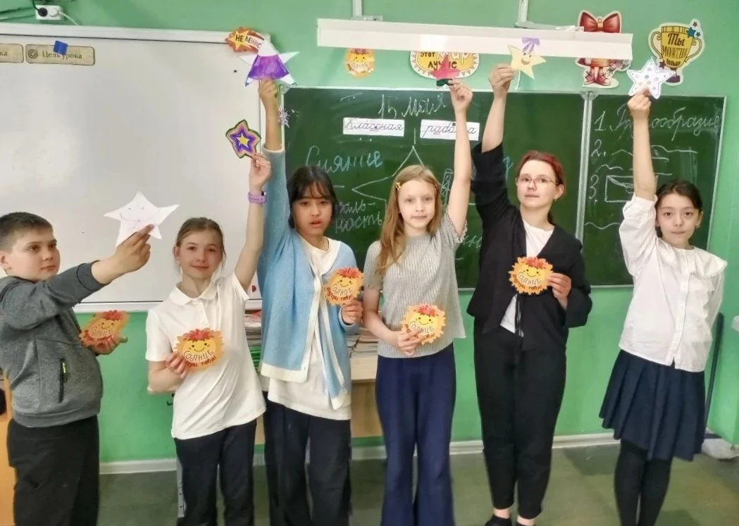 Сегодня в 4Б классе прошёл необычный урок — урок на сплочение «Мы — команда»! 🤝  Ребята выполняли за