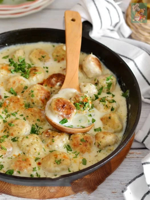 Очень вкусные мясные фрикадельки

Молочный соус делает мясные фрикадельки особенно нежными, а аромат