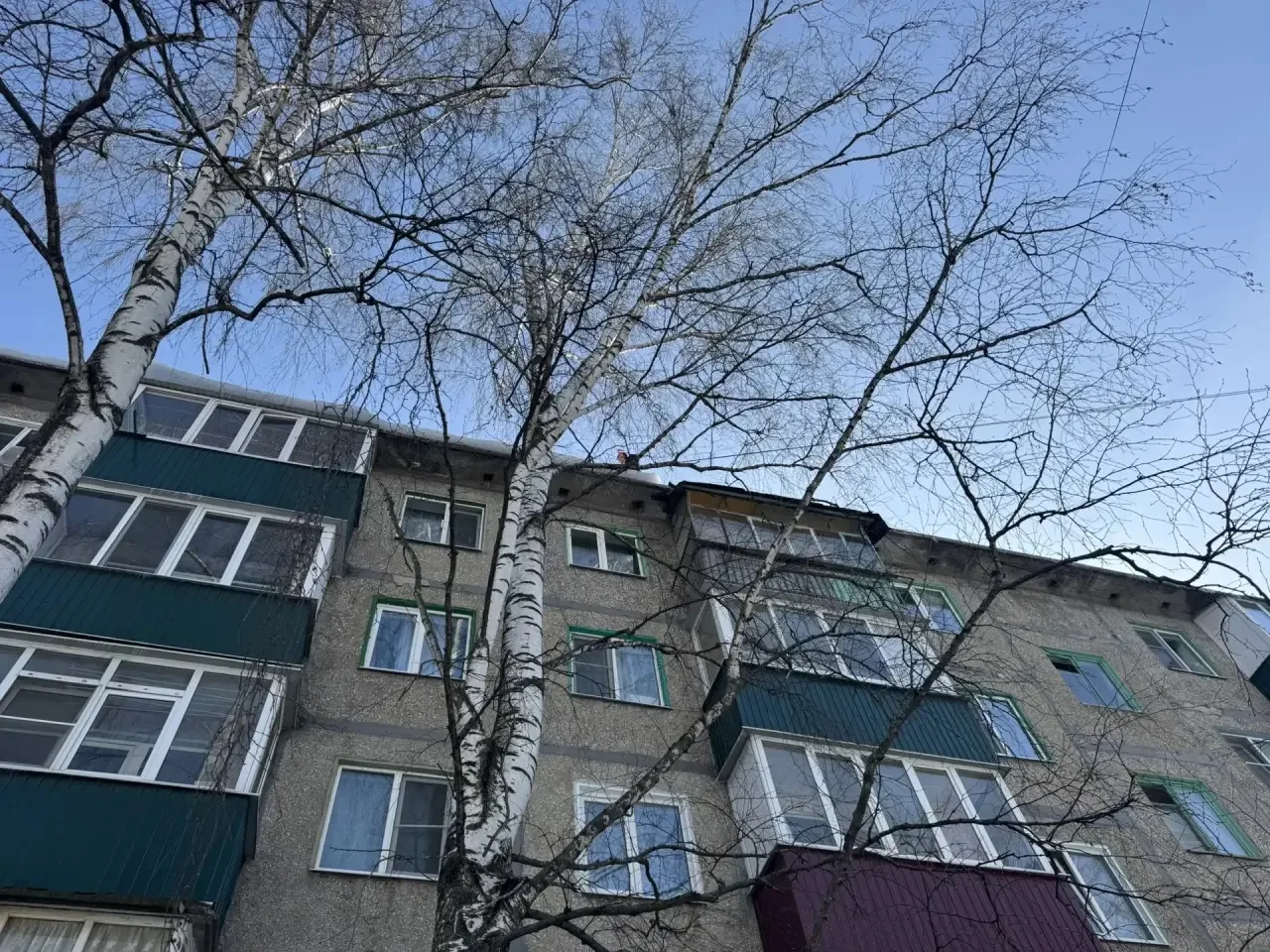 Проводятся работы по очистке крыш от наледи и снега МКД № 5 по ул. Пролетарская. Работы...