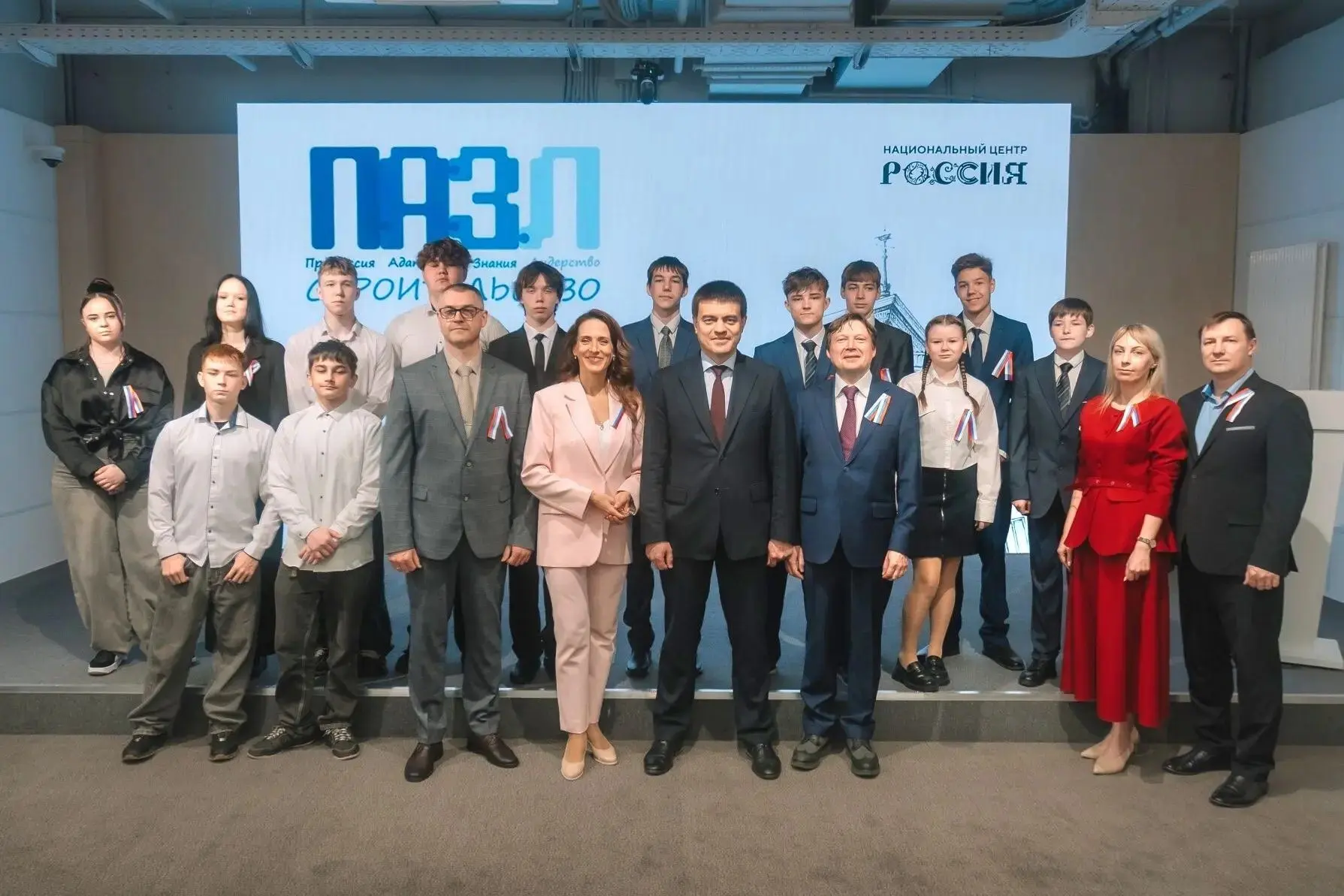 В Красноярске 13 выпускников проекта «ПАЗЛ» получили свидетельства о строительных профессиях
 
В Ден