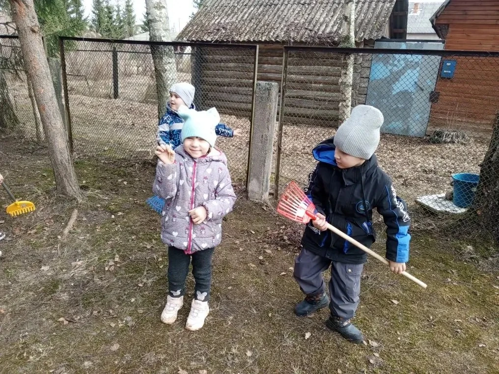 Сегодня наши старшие ребята решили не ждать субботника, а взяли инициативу в свои руки....