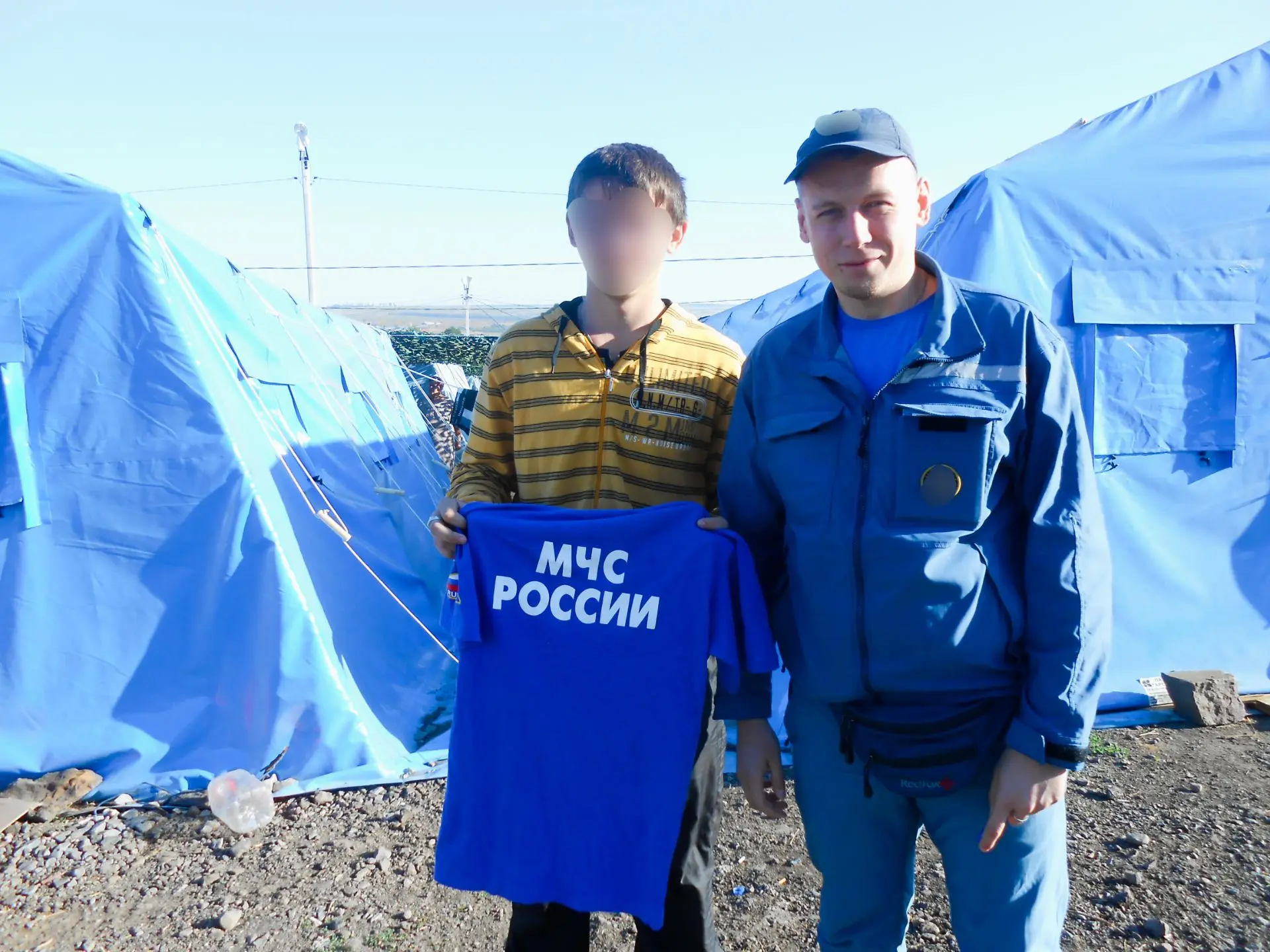 Обхожу территорию палаточного лагеря. Вижу, что стоит семья – родители и два ребенка – ...
