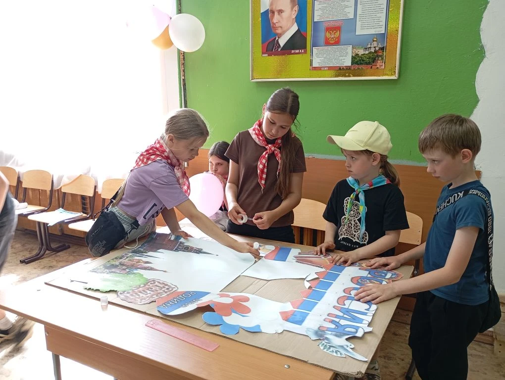 🇷🇺11 июня в нашем лагере прошёл день под эгидой миссии «Будь с Россией». 
Ребята из смены Движения