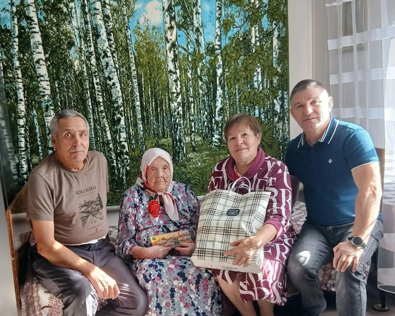 🎉 В Бавлах поздравили 100-летнюю жительницу