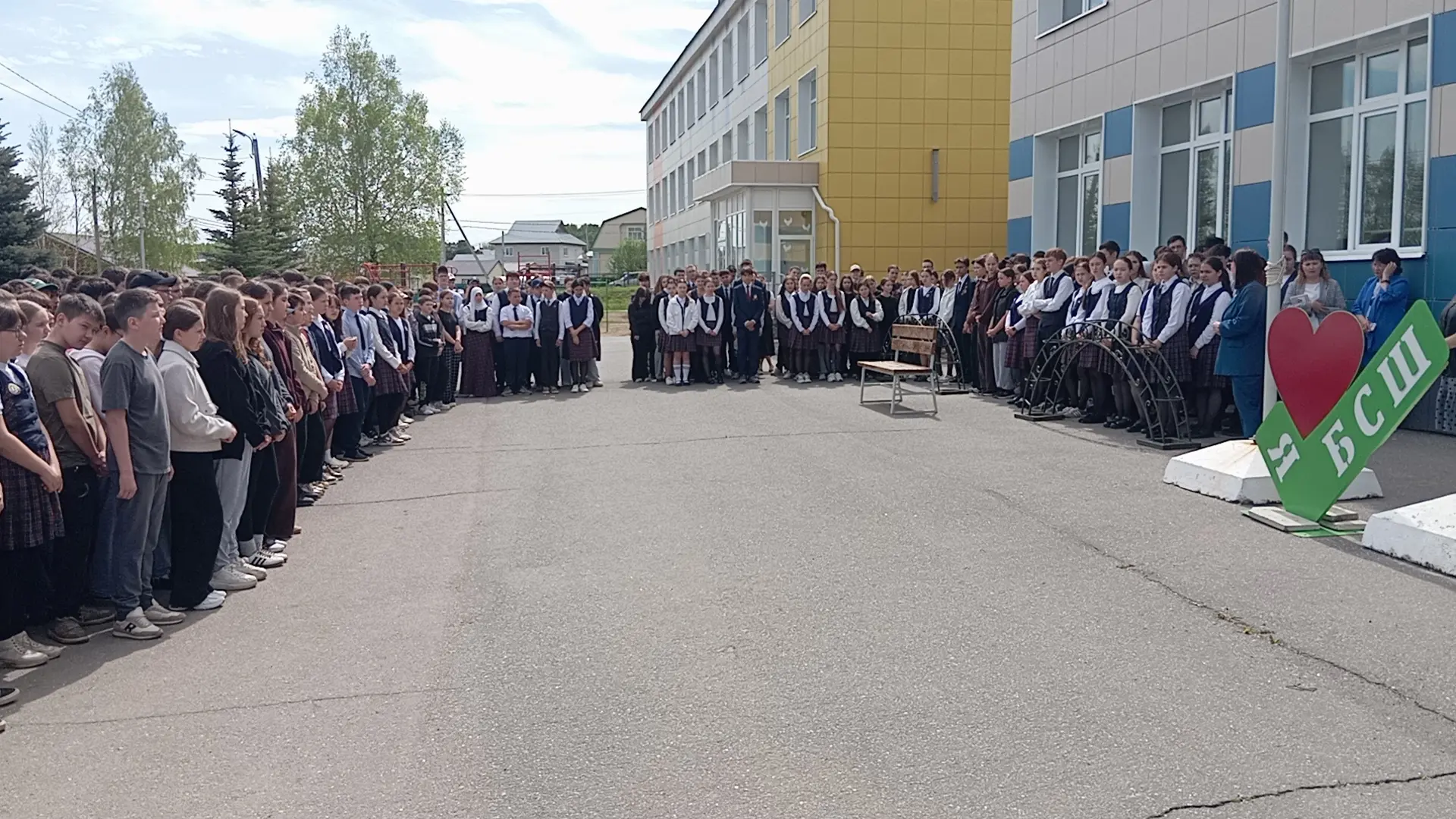 📝 Построение для 5-11 классов в школе.  В школе прошло общее построение для обучающихся 5–11 классов