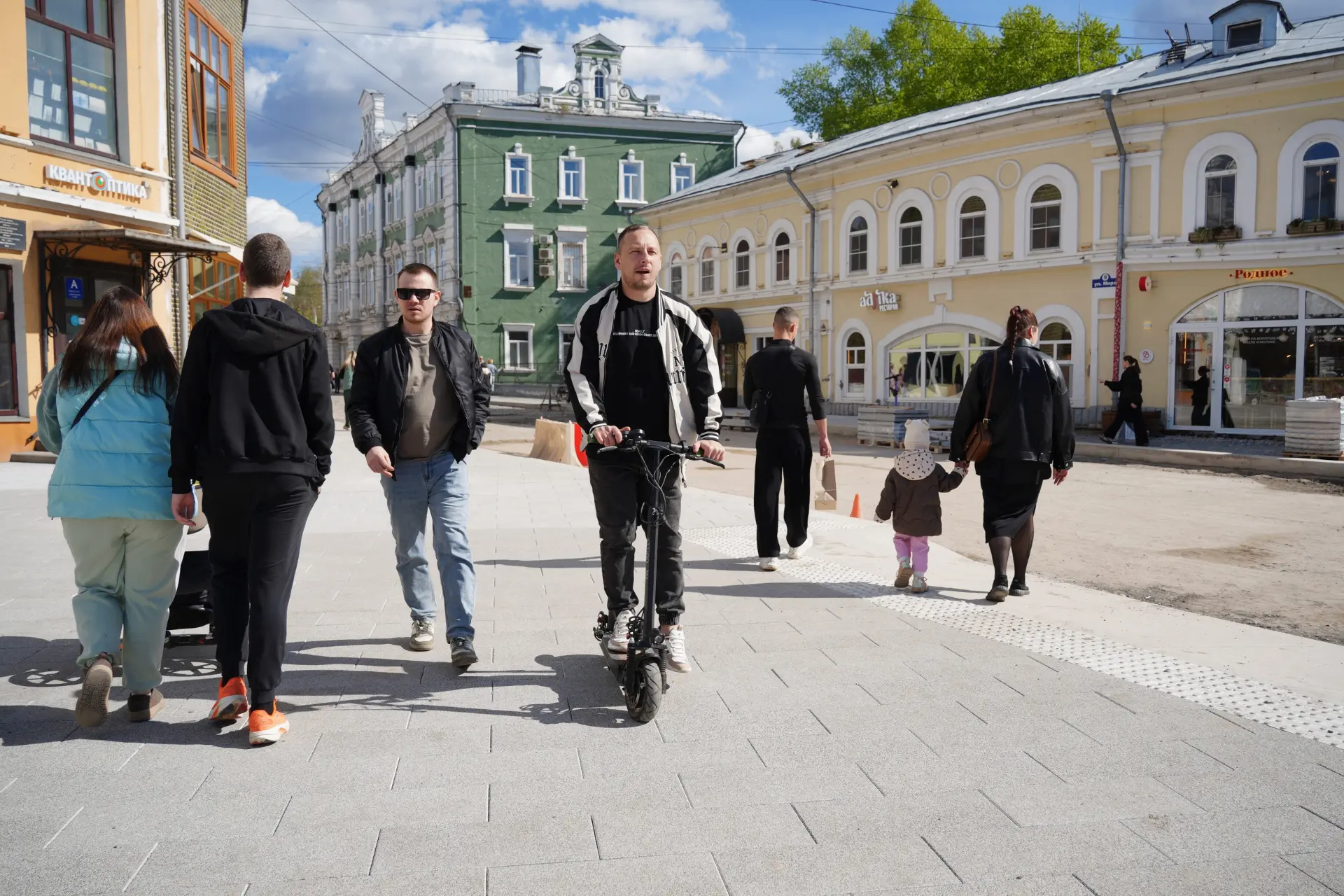 Весна в Вологде резво превращается в лето. Гуляете по солнечным улочкам?