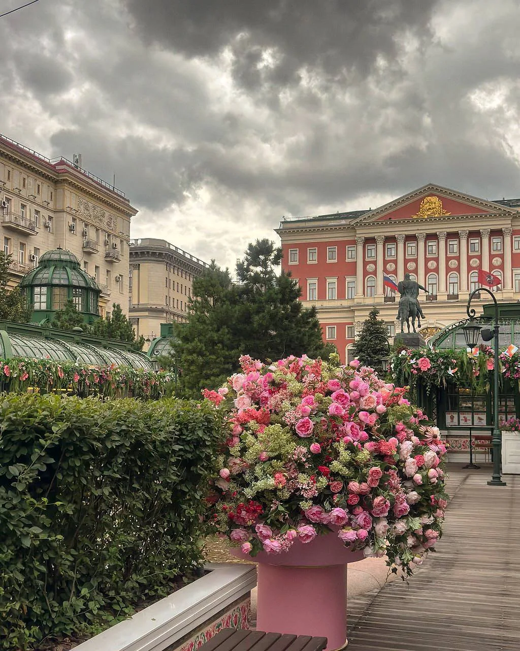 ☁️ Сегодня в столице пасмурно и прохладно — воздух прогреется до +20°C. Во второй половине дня синоп