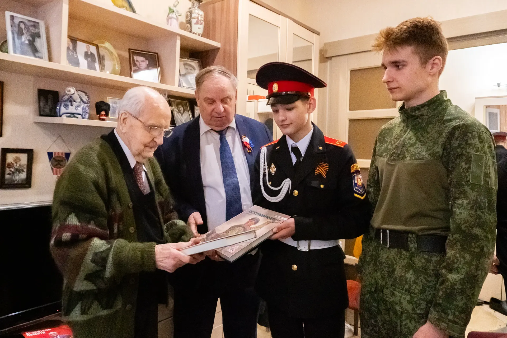 ⭐️ В преддверии Дня Победы наши ученики, директор школы Алевтина Валерьевна Наместникова, руководите