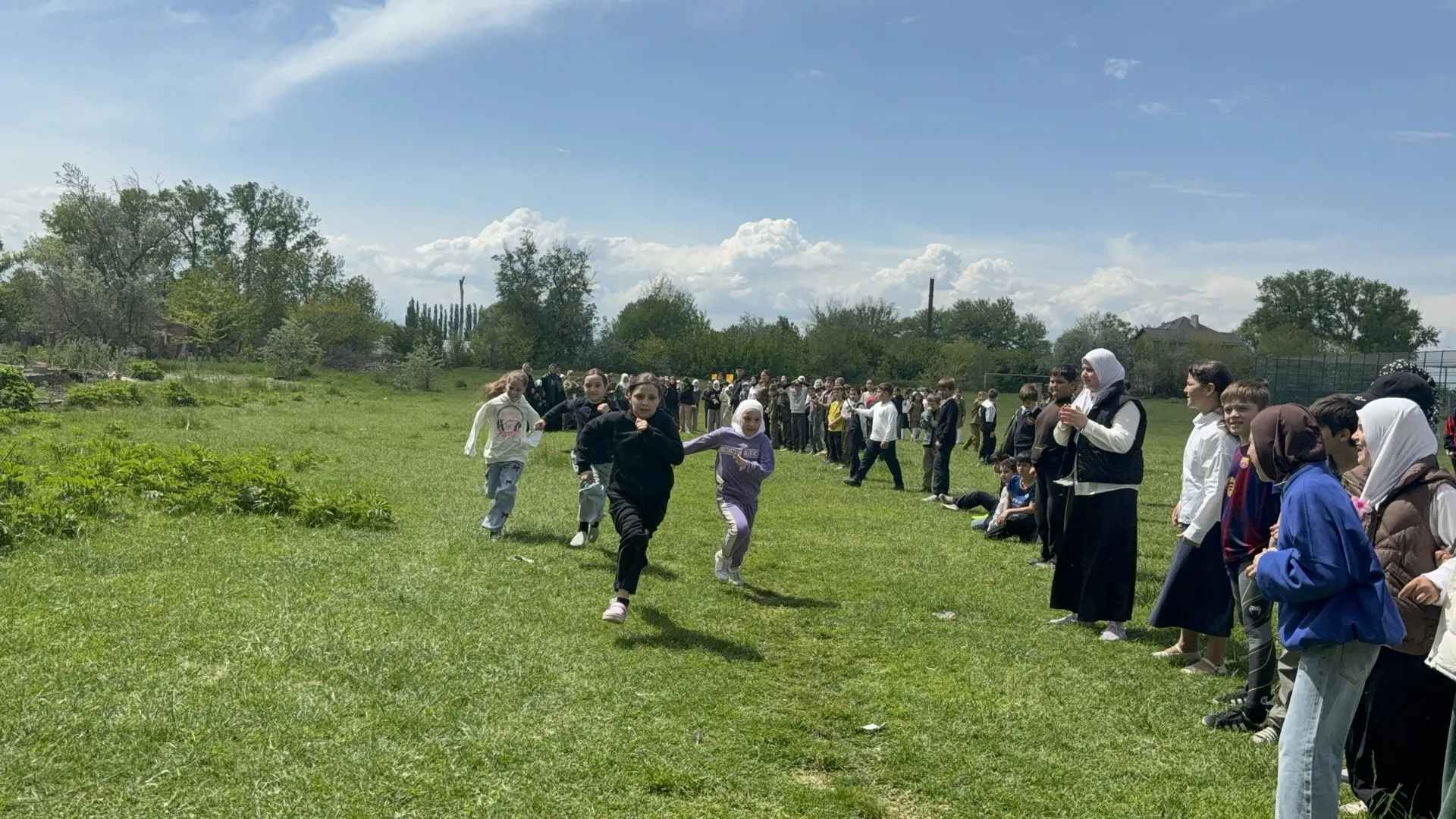 В честь Дня Победы, после торжественных мероприятий, учащиеся 2-8 классов нашей школы собрались на с