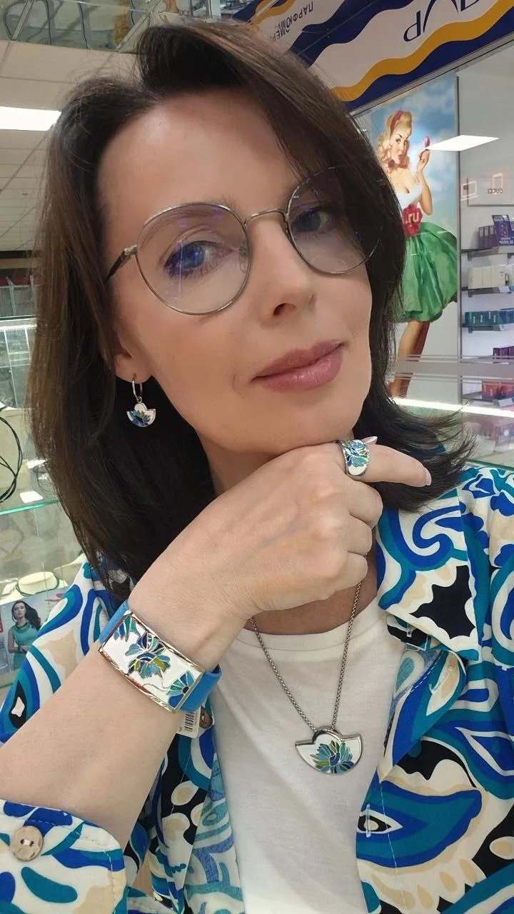 Яркая бижутерия — это не просто аксессуары, а смелые акценты, которые подчеркивают индивидуальность 