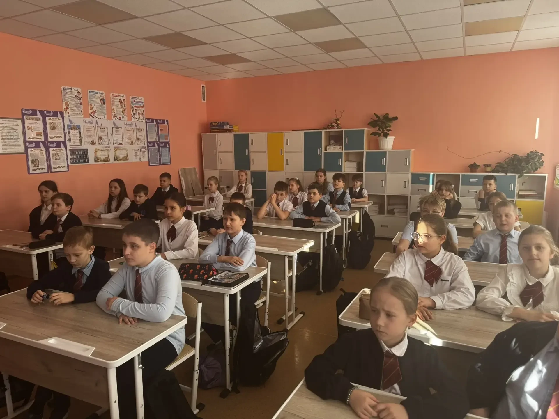 🇷🇺Сегодня утро понедельника в нашей школе началось с традиционного поднятия флага Российской Федерац