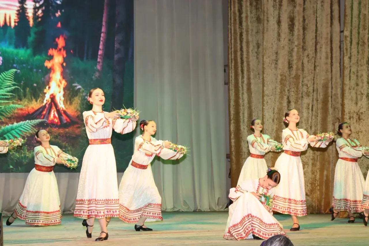 Вчера, 23 мая, сцену Калининского Дома культуры озарил настоящий праздник грации и народного искусст