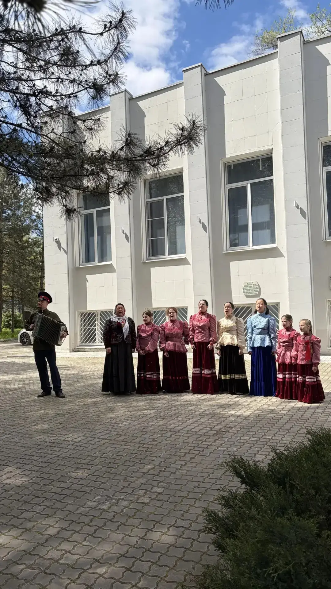Сегодня посетила выставку «Фронтовой привал», посвящённую Дню Победы, и до сих пор под глубоким впеч