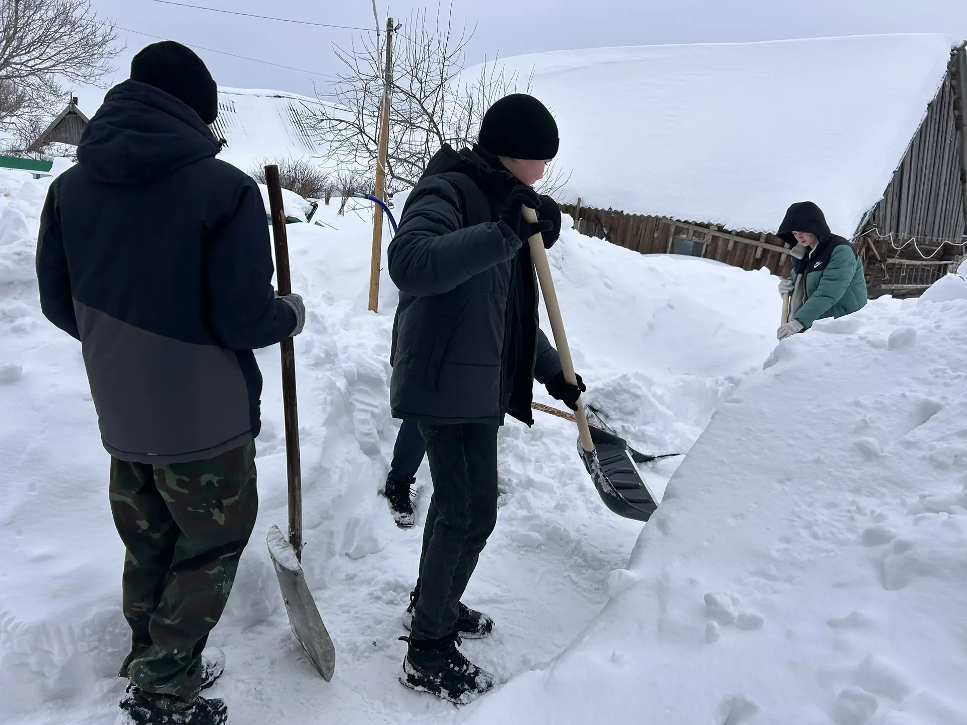 Тепло сердец в снежную погоду! ❄ Волонтеры нашей школы участвуют в акции «Снежный десан...