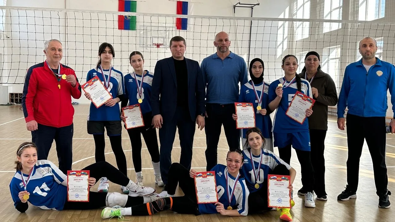 🏆 Сегодня, 21 февраля, в спортивном зале нашей школы прошла настоящая битва на волейбольной площадке