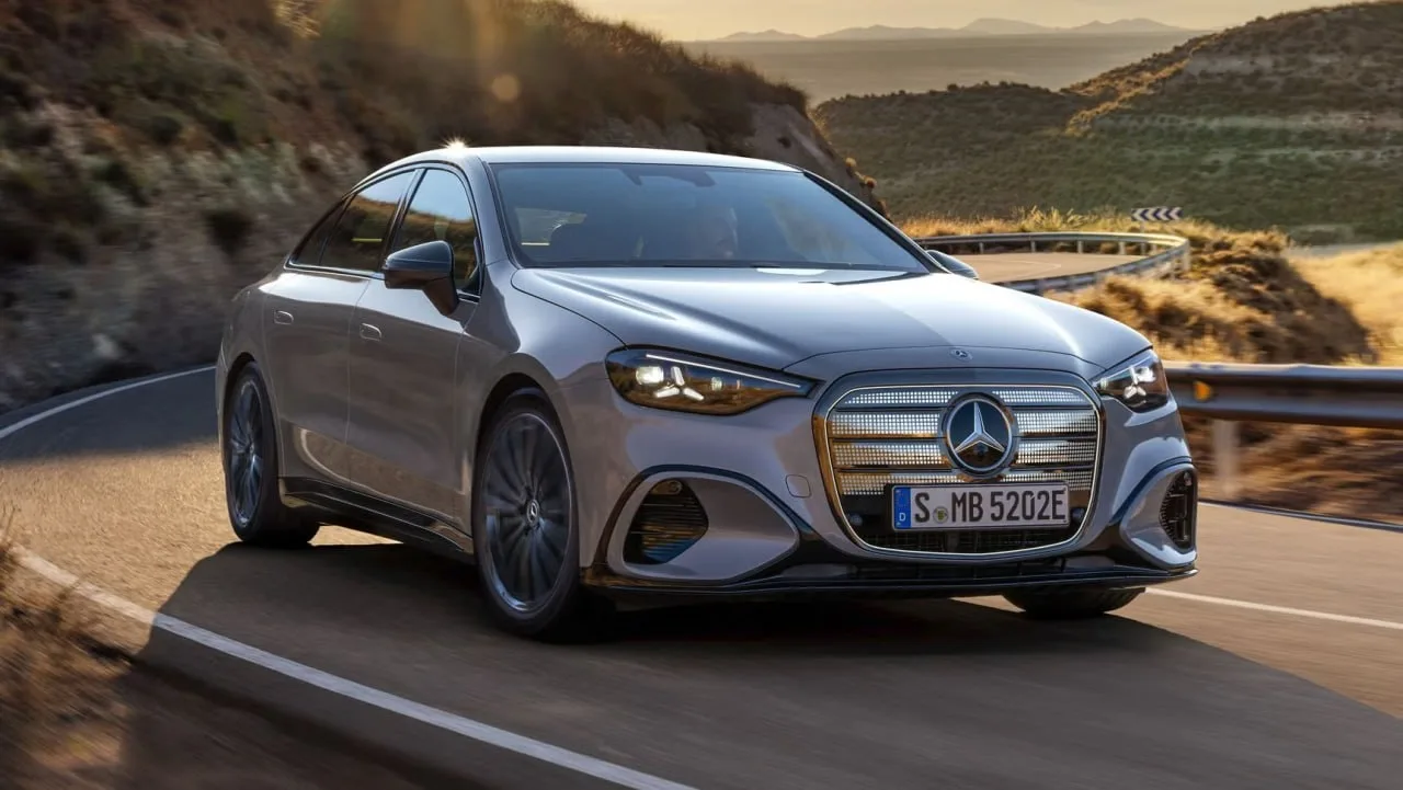 Mercedes показал первую электричку в C-классе — с гигантским 39″ дисплеем и фейковой LED-решеткой ра