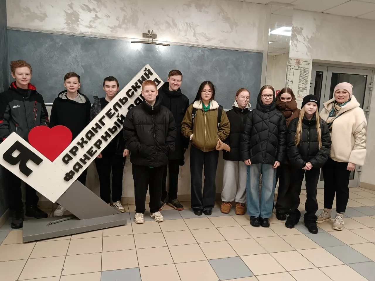 Ученики 7 лесного класса школы №3 на Архангельском фанерном заводе!