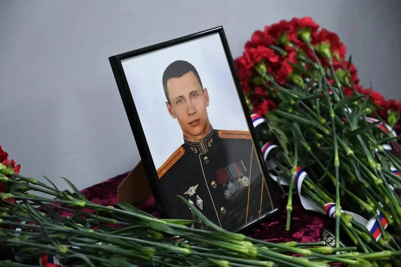 1) В Ельце открыли мемориал герою спецназа Евгению Попову 🕯️