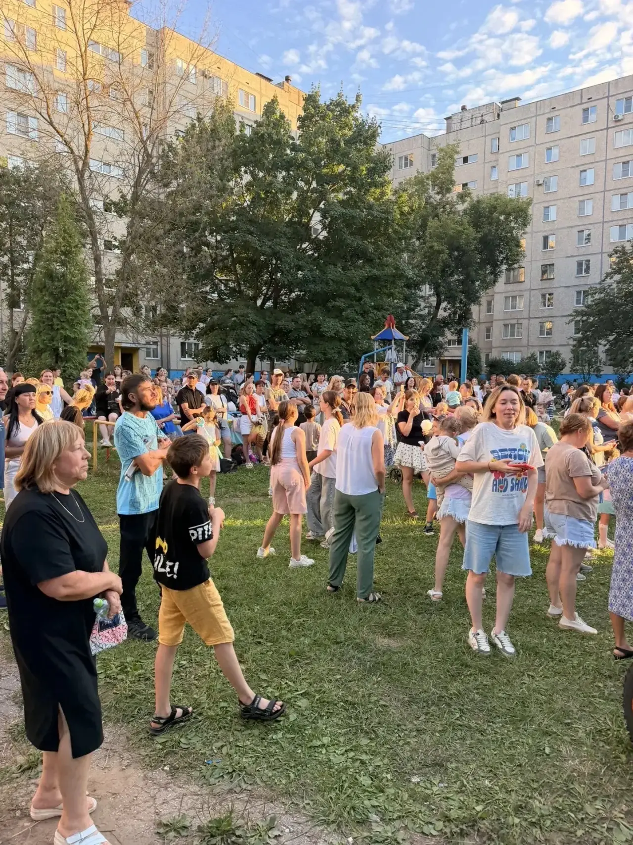 Во дворе дома №11 по улице Кадыкова прошел праздник в рамках проекта «Яркое лето Чувашии»

В столице