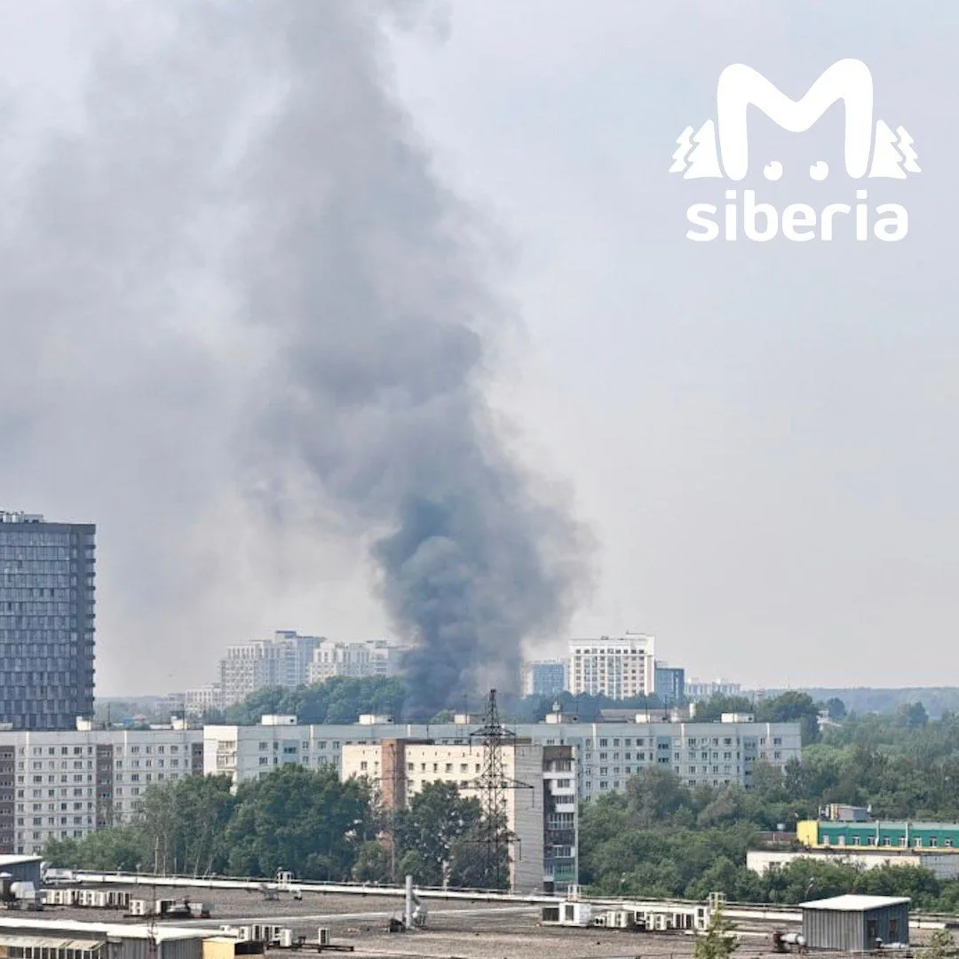 Сильный пожар на Шевцова в Новосибирске. Предварительно, горит гараж — очевидцы говорят, что слышат 