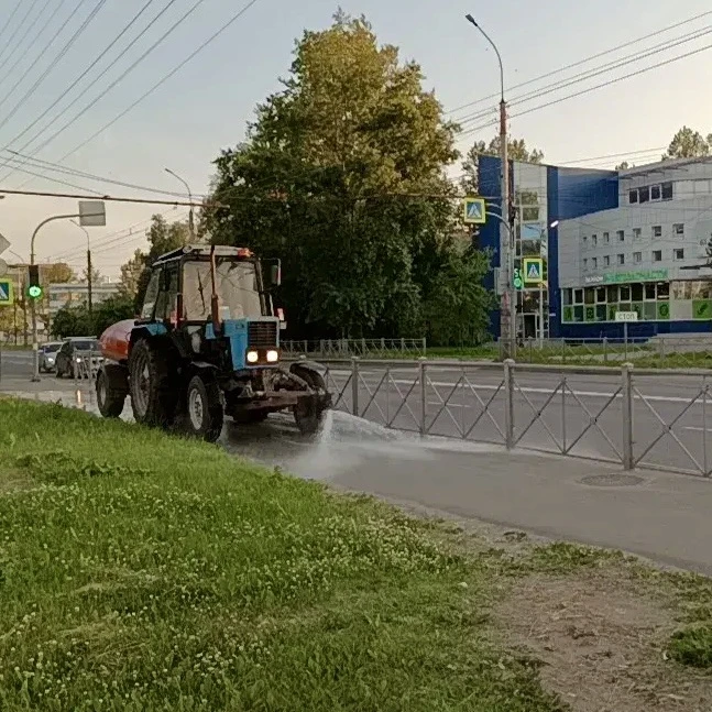 Коммунальные службы продолжают круглосуточно трудиться на улицах Великого Новгорода 🚜🧹 

В минувши