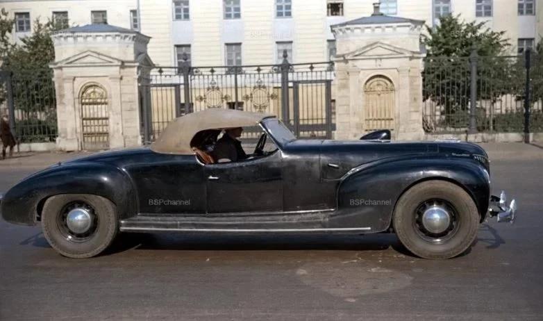 Автомобиль «ЗИС-Спорт» на Москворецкой набережной. 1940 год.