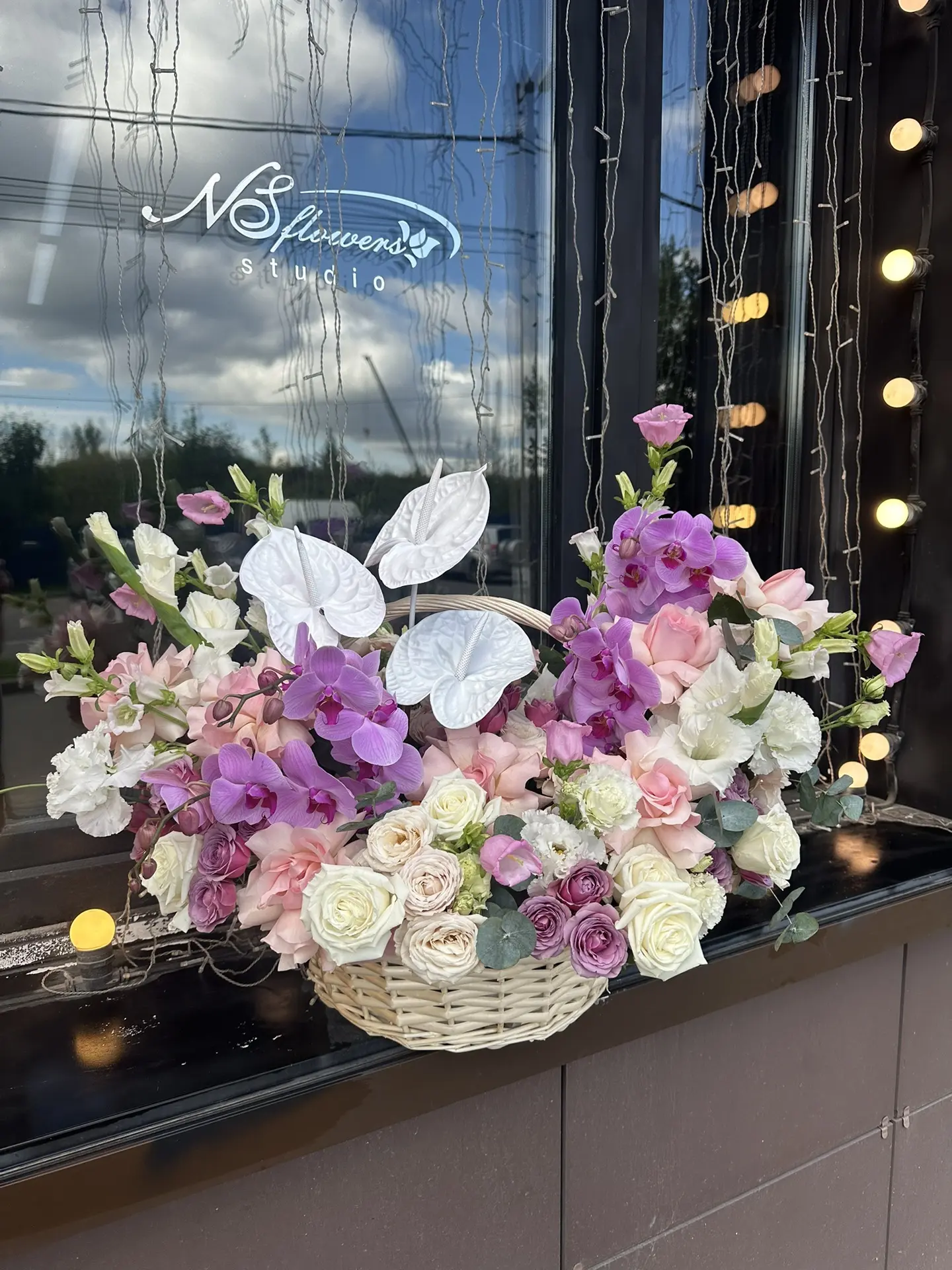 Авторская композиция от NS flowers studio — это ода нежности и изяществу: каждый цветок...