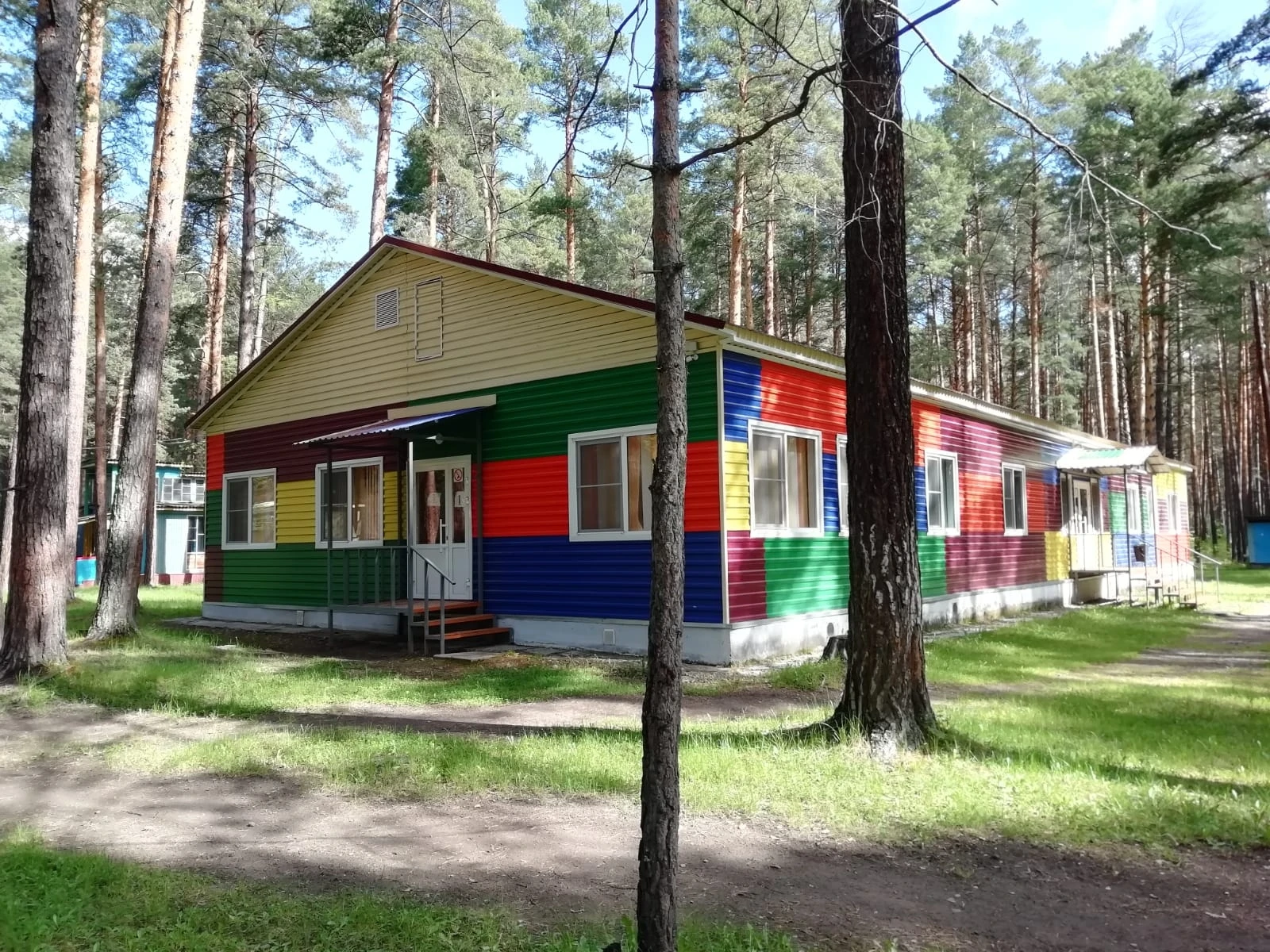 В двух загородных лагерях обновят инфраструктуру: устаревшие деревянные корпуса заменят...