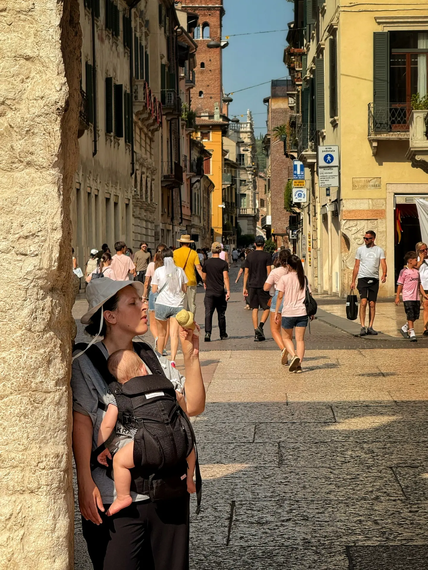 Присмотритесь к этим фото из Вероны 🇮🇹
Не пролистывайте, а именно присмотритесь. Чо как эти…

Мне 