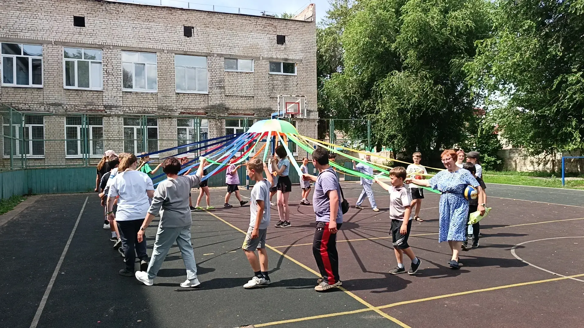 Наше лето — в цветах единства! ☀

Сегодня на лагерной линейке мы поставили красивую точку в истории 