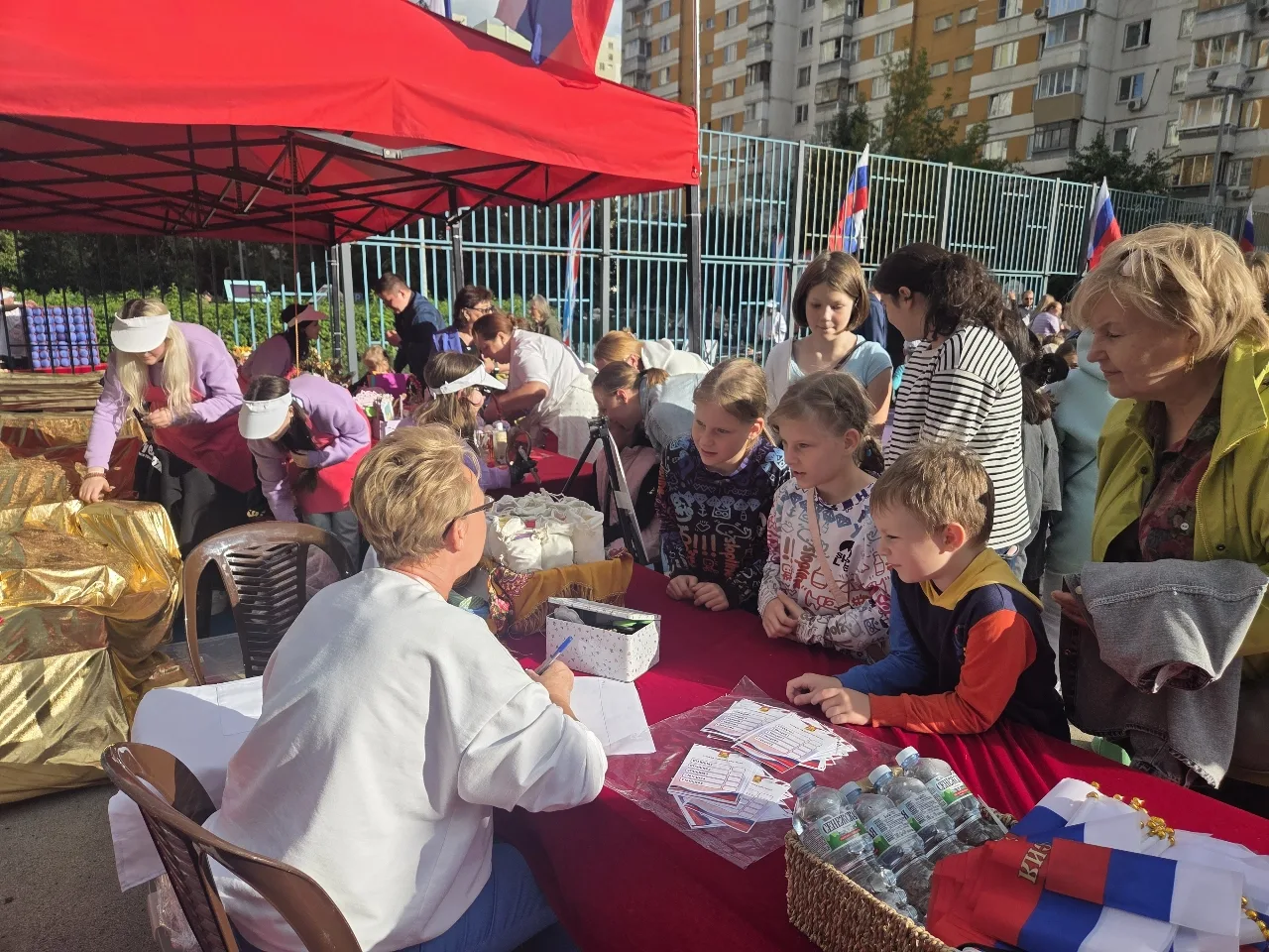 🎉 Спортивный дворовый праздник в Митино: отметили День флага активно и дружно! 🎉