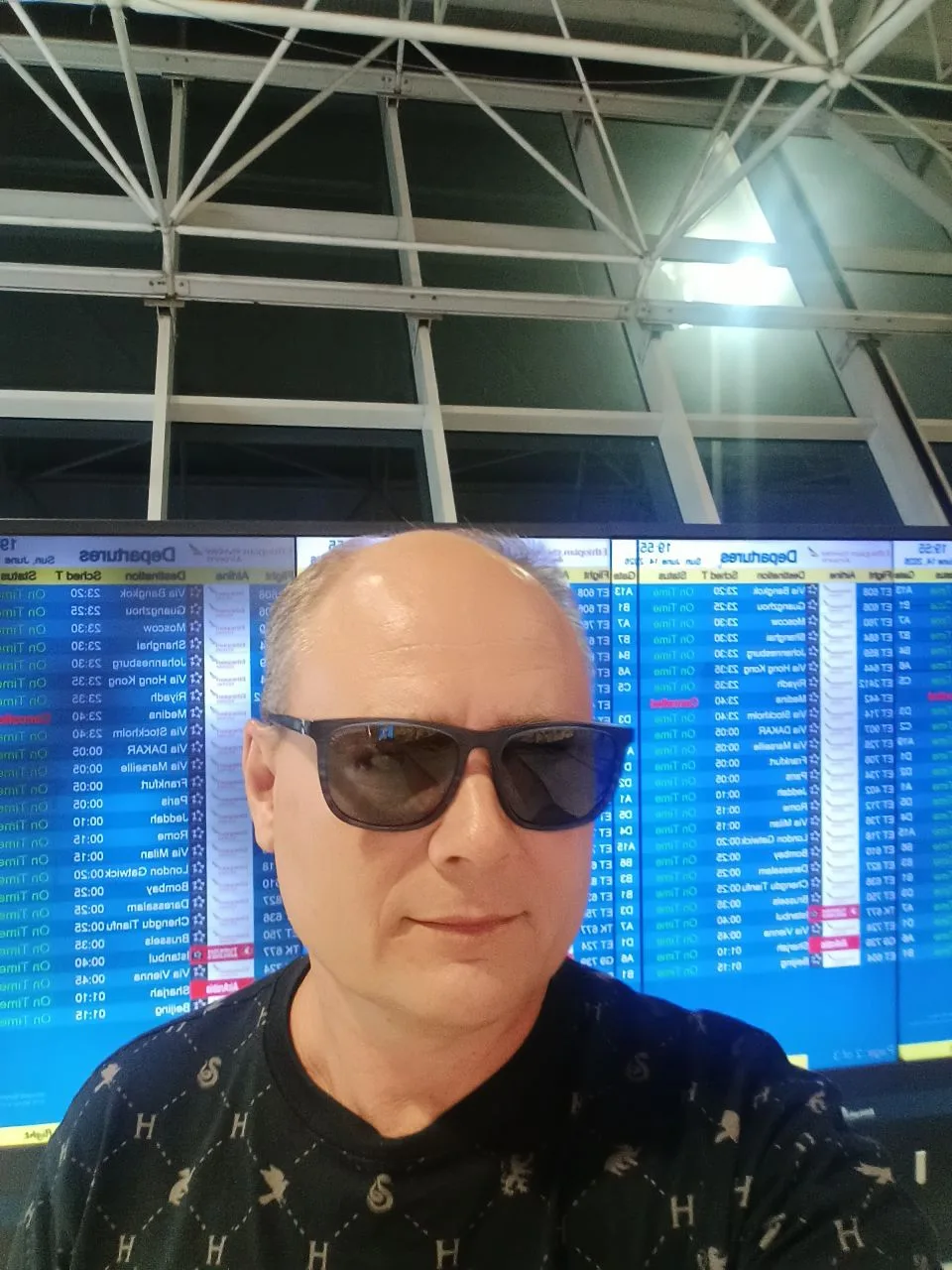 Всем привет из Эфиопии! Я здесь на пересадке в Россию!😁
✈️

Друзья, делюсь впечатлениями. Итак стол