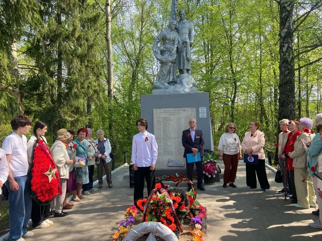 Ученики 8-х классов школы приняли участие в митинге у Братской могилы в Ждамирово, посв...