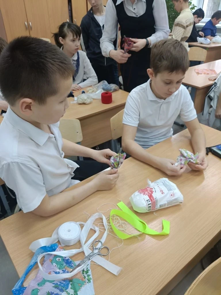 Весну нужно позвать! Именно так и поступили ученики 4 «Г» класса вместе с «Движением Первых». 🗣️🌸  Р