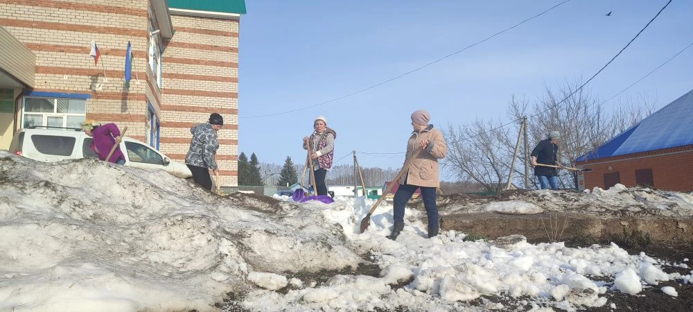 Сегодня работники бюджетной сферы вышли на субботник.