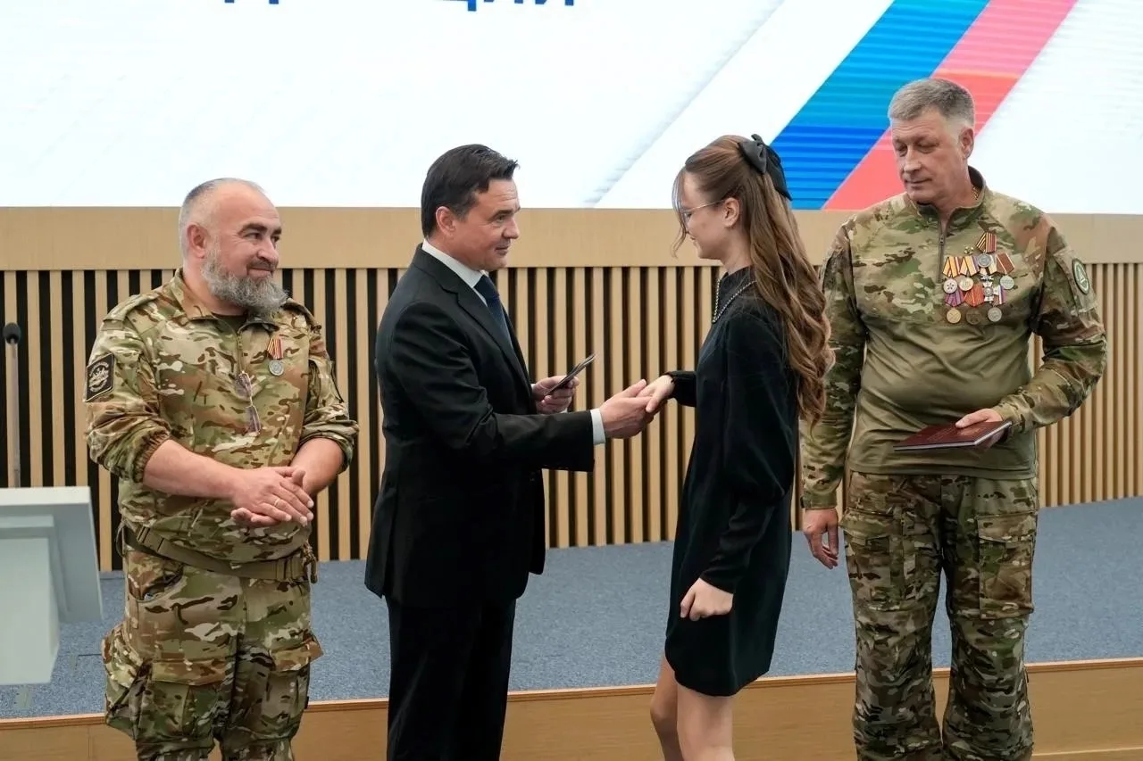 🇷🇺🇷🇺🇷🇺Андрей Юрьевич Воробьев вручил паспорт ученице МБОУ "Школа №3" Криворучко Александре .

